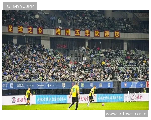 足球明星私下时刻的便装合影视频展现他们真实的一面与生活趣味